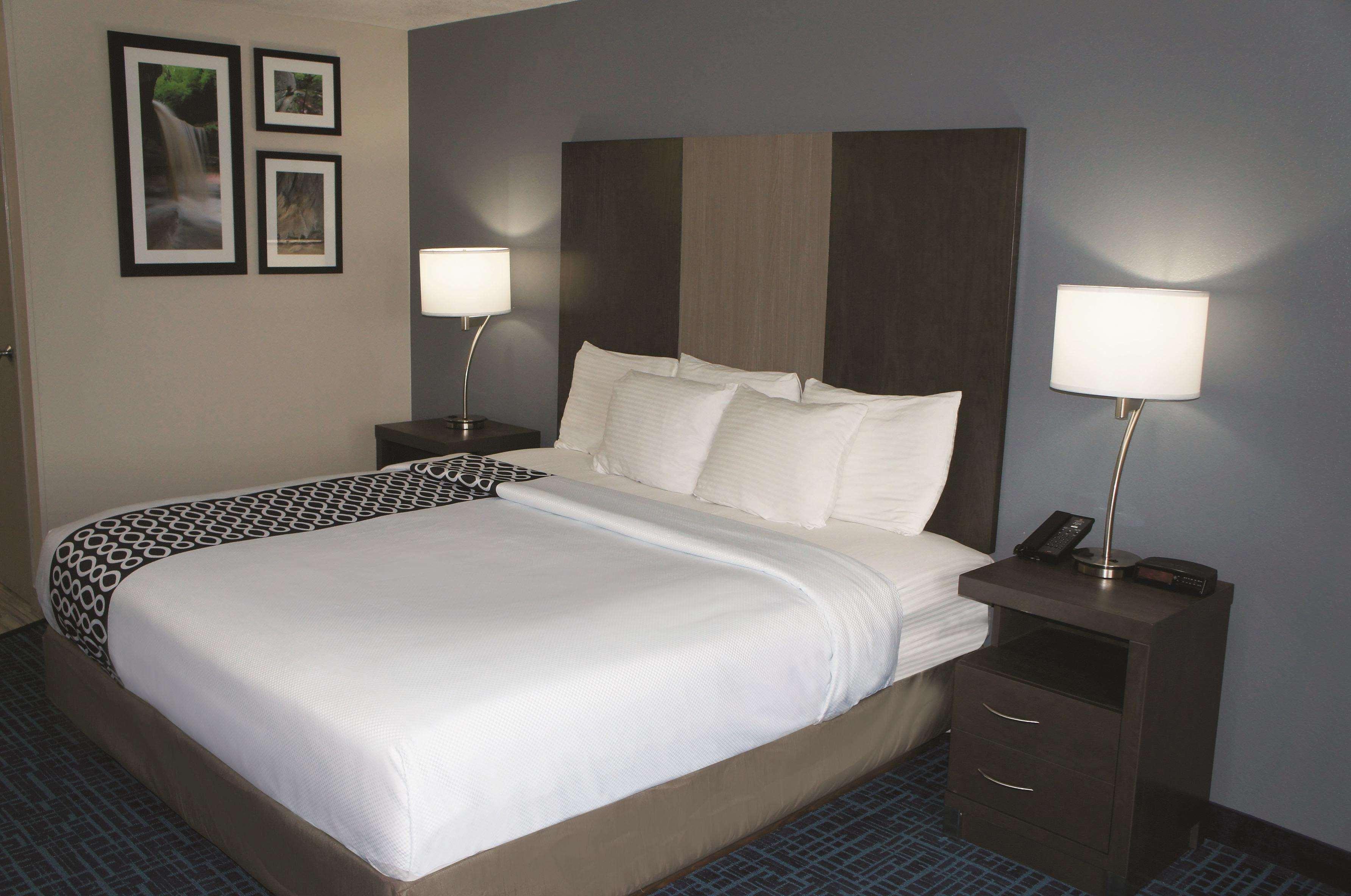 La Quinta Inn & Suites By Wyndham Peru Starved Rock St Park Buitenkant foto