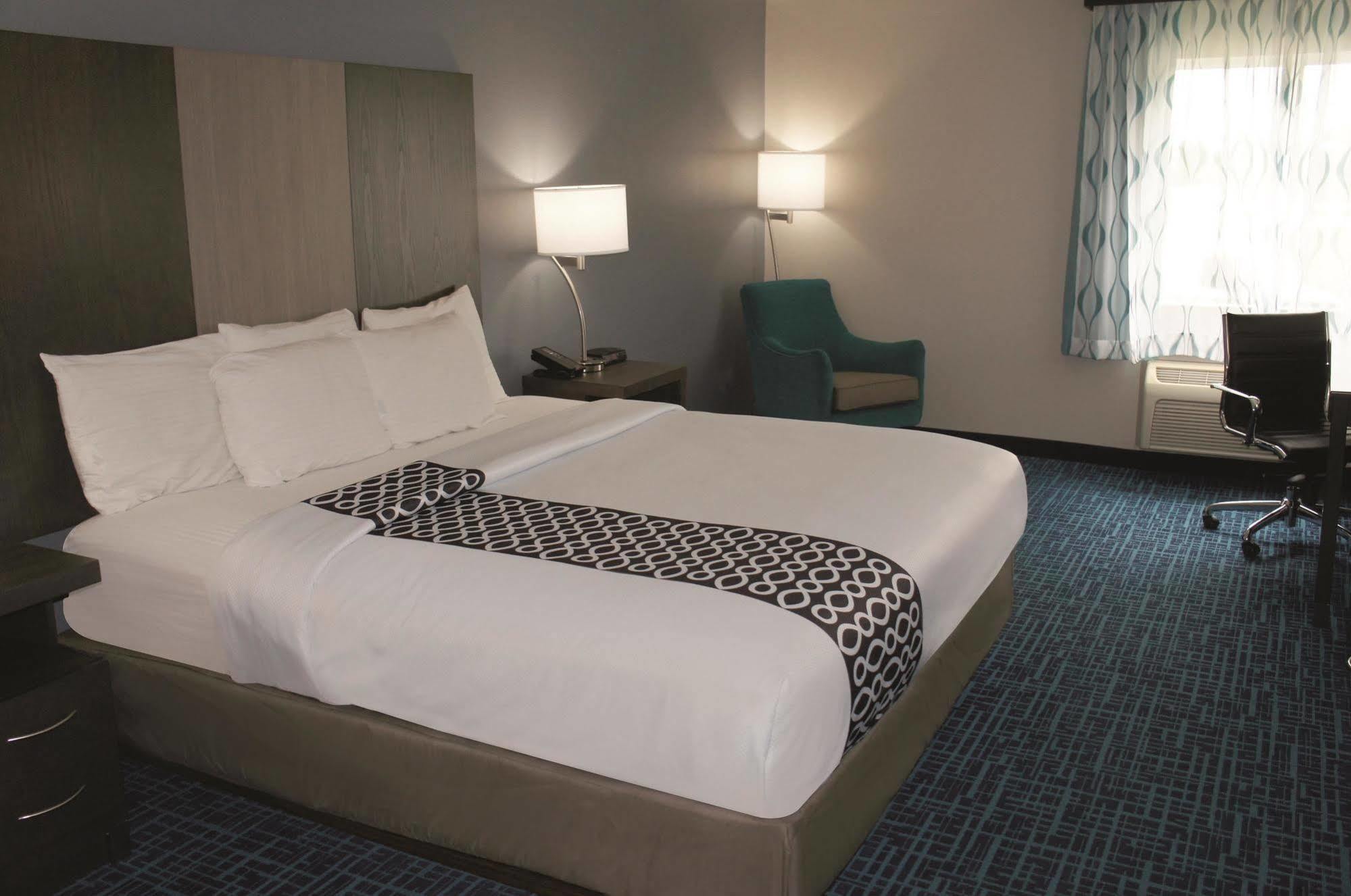 La Quinta Inn & Suites By Wyndham Peru Starved Rock St Park Buitenkant foto